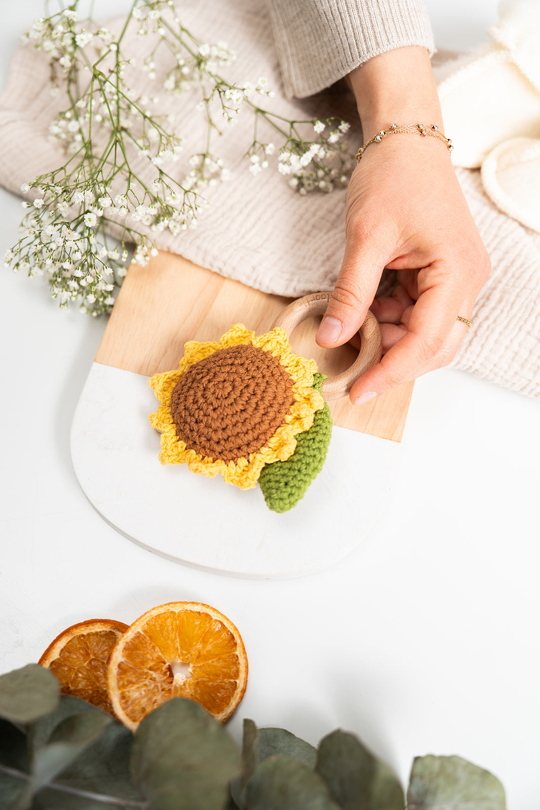 Rammelaartje - Handgemaakte gehaakte rammelaar - Zonnebloem