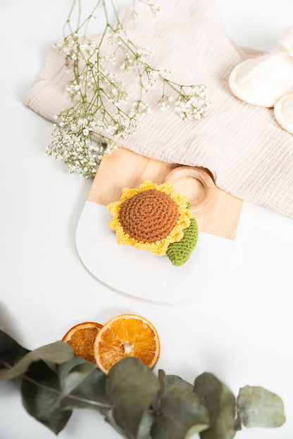 Rammelaartje - Handgemaakte gehaakte rammelaar - Zonnebloem