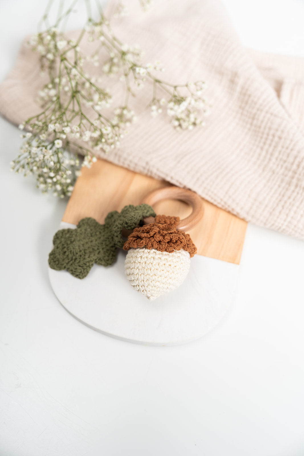 Rammelaartje - Handgemaakte gehaakte rammelaar - Eikel Herfst