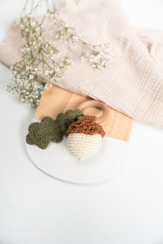 Rammelaartje - Handgemaakte gehaakte rammelaar - Eikel Herfst